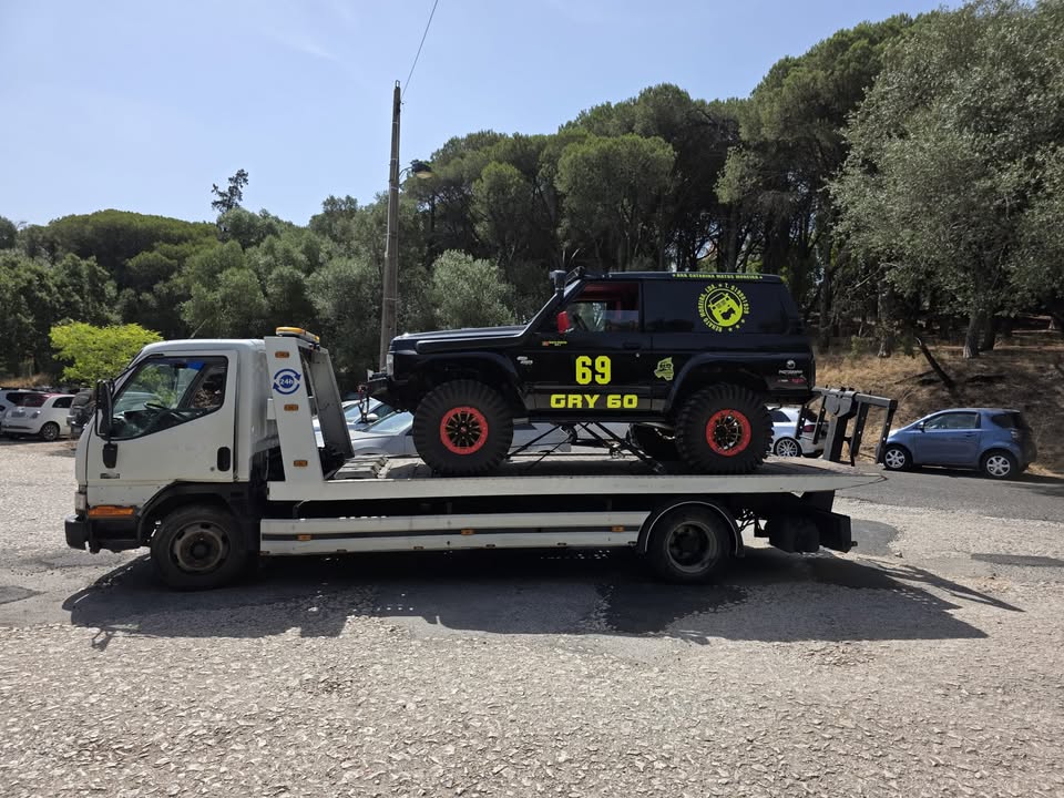 Serviço de reboque e transporte de veículo